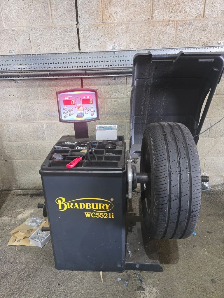 Wheel balancer in the workshop